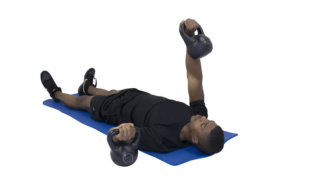 Alternierendes Kettlebell-Floor-Press — Demonstration 2