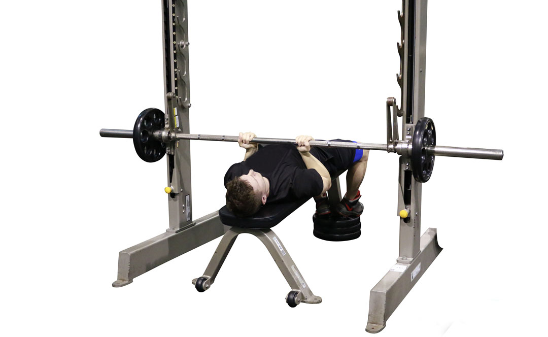 Panca Declinata a Presa Stretta alla Smith Machine — dimostrazione 2