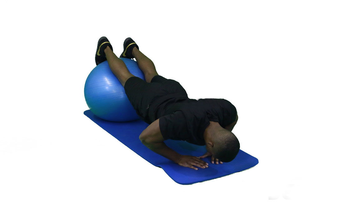Push-Up Stretti sulla Palla di Stabilità — dimostrazione 2