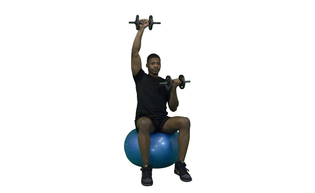 Einarmiges Arnold-Drücken mit Kurzhantel auf dem Gymnastikball — Demonstration 2