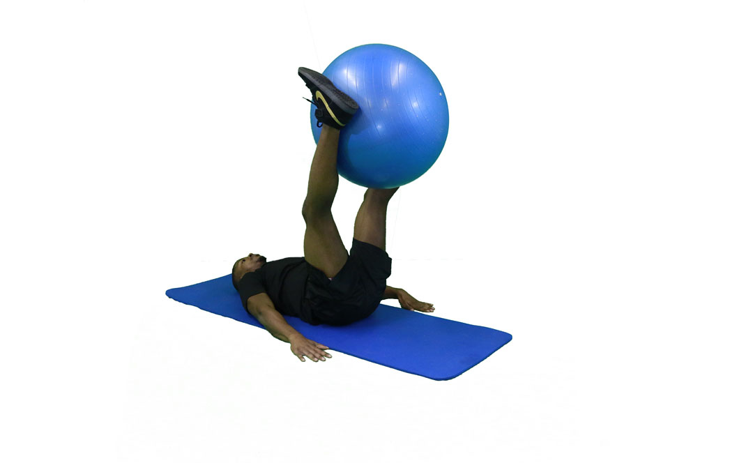 Beinheben mit Gymnastikball — Demonstration 2