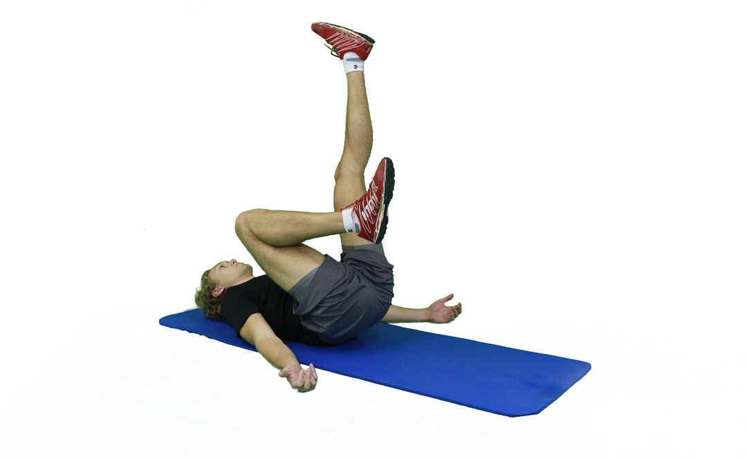 Stretching di un Ginocchio al Petto da Supini — dimostrazione 2