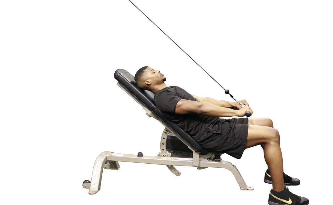 Lat Pulldown al Cavo Sdraiato su Panca Inclinata — dimostrazione 2